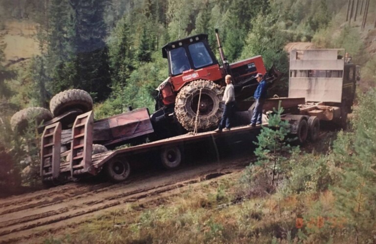 Av bildet ser vi at det har gått galt ved transport av skogsmaskin på en skogsvei. Foto: Terje Hammer